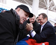 Исполнительный директор Сергей Чернышев и заместитель директора Юрий Карташев встретились в дружеской схватке на столе для армреслинга. Силы оказались равны. Результат встречи - ничья
