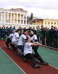Участники соревнований мерились силами в беге, стритболе (разновидность баскетбола), перетягивании каната и даже в армреслинге. Последний вид спорта не обошли стороной и руководители института. 